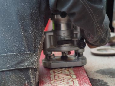 Adam el değirmeniyle malı idare ediyor. ahşap işleri.