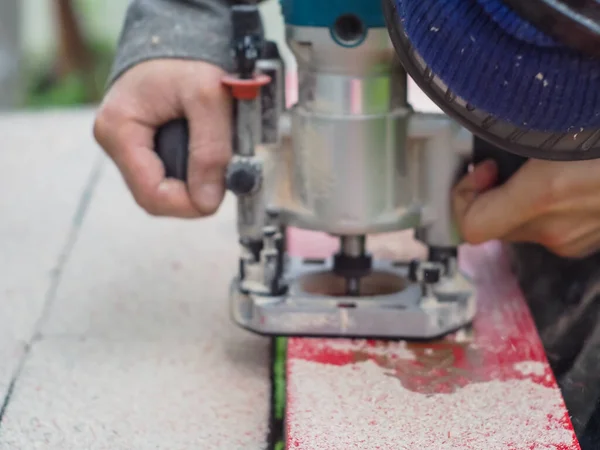 Adam el değirmeniyle malı idare ediyor. ahşap işleri.