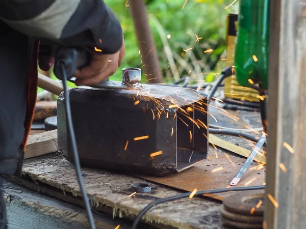 Hombre Maneja Metal Con Una Amoladora Angular Chispas Metal —  Fotos de Stock