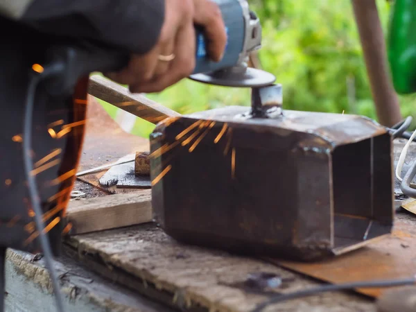 Homem Lida Com Metal Com Moedor Ângulo Faíscas Metal — Fotografia de Stock