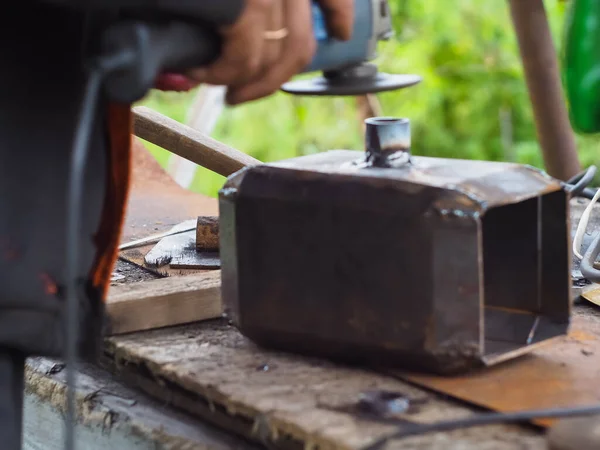 Hombre Maneja Metal Con Una Amoladora Angular Chispas Metal —  Fotos de Stock