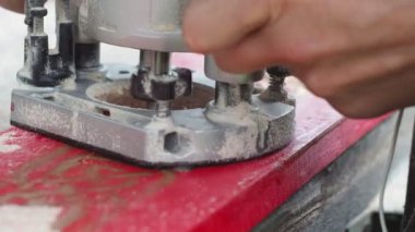 Manuel ahşap kesiciyle işleniyor. Ahşap işçiliği. atölye. Manuel değirmen makinesi.