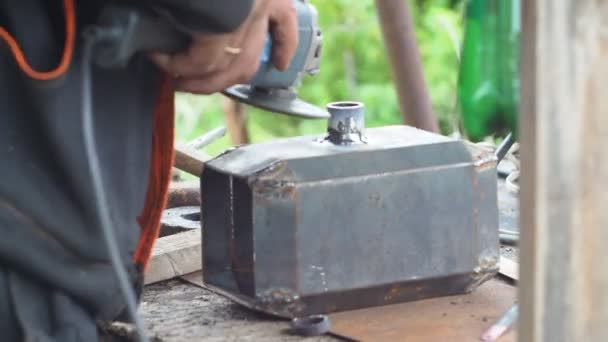 Muž Řeže Kov Úhlovou Bruskou Workshop Kovové Práce Výrobce Kladiva — Stock video