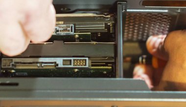 Bir bilgisayar bloğuna sabit disk yüklüyorum. Kişisel bir bilgisayarın montajı. Atölye. HDD