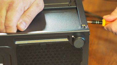 Bir bilgisayar bloğuna sabit disk yüklüyorum. Kişisel bir bilgisayarın montajı. Atölye. HDD