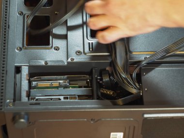 Bir bilgisayar bloğuna sabit disk yüklüyorum. Kişisel bir bilgisayarın montajı. Atölye. HDD