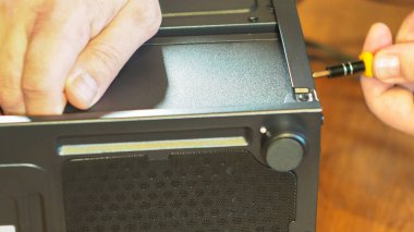 Bir bilgisayar bloğuna sabit disk yüklüyorum. Kişisel bir bilgisayarın montajı. Atölye. HDD