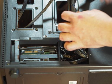 Bir bilgisayar bloğuna sabit disk yüklüyorum. Kişisel bir bilgisayarın montajı. Atölye. HDD