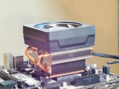 Soğutucuyu işlemciye yerleştiriyorum. Kişisel bir bilgisayarın montajı. atölye.