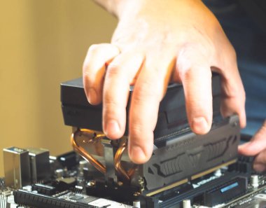 RAM kurulumu. Kişisel bir bilgisayarın montajı. atölye.