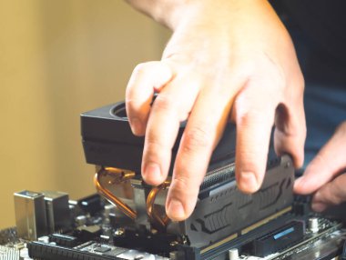 RAM kurulumu. Kişisel bir bilgisayarın montajı. atölye.