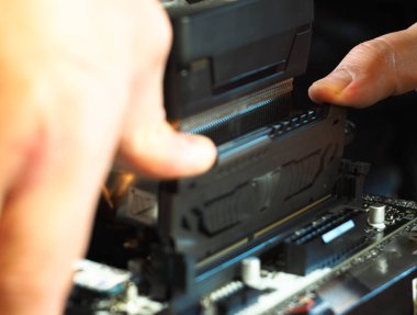 RAM kurulumu. Kişisel bir bilgisayarın montajı. atölye.