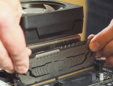 RAM kurulumu. Kişisel bir bilgisayarın montajı. atölye.