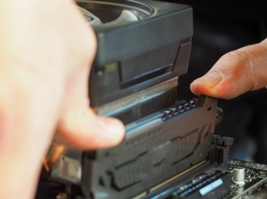 RAM kurulumu. Kişisel bir bilgisayarın montajı. atölye.