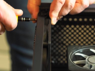 Bilgisayar tamiri. Kişisel bir bilgisayarda toplanma durumu. atölye.