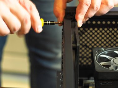 Bilgisayar tamiri. Kişisel bir bilgisayarda toplanma durumu. atölye.