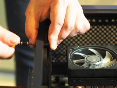 Bilgisayar tamiri. Kişisel bir bilgisayarda toplanma durumu. atölye.