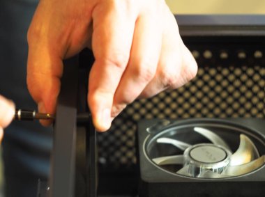 Bilgisayar tamiri. Kişisel bir bilgisayarda toplanma durumu. atölye.