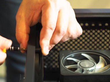 Bilgisayar tamiri. Kişisel bir bilgisayarda toplanma durumu. atölye.