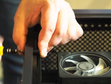 Bilgisayar tamiri. Kişisel bir bilgisayarda toplanma durumu. atölye.