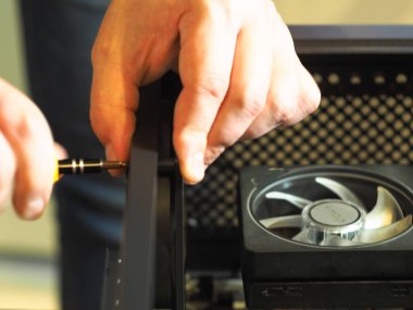 Bilgisayar tamiri. Kişisel bir bilgisayarda toplanma durumu. atölye.