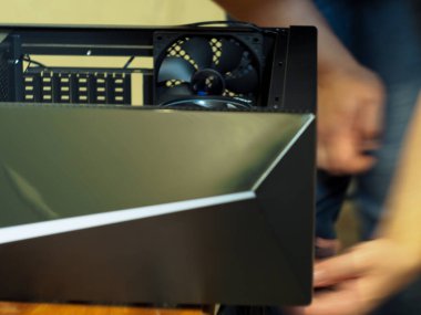 Bilgisayar tamiri. Kişisel bir bilgisayarda toplanma durumu. atölye.