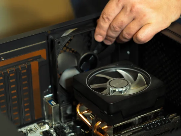 Bilgisayar tamiri. Kişisel bir bilgisayarda toplanma durumu. atölye.