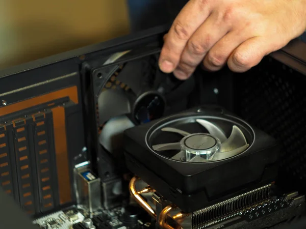 Bilgisayar tamiri. Kişisel bir bilgisayarda toplanma durumu. atölye.