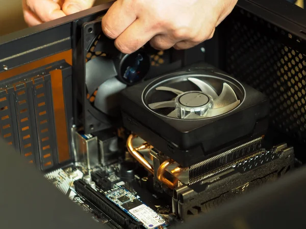 Bilgisayar tamiri. Kişisel bir bilgisayarda toplanma durumu. atölye.