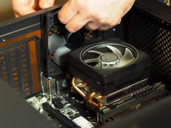 Bilgisayar tamiri. Kişisel bir bilgisayarda toplanma durumu. atölye.