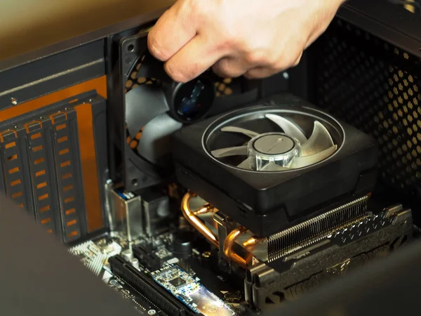 Bilgisayar tamiri. Kişisel bir bilgisayarda toplanma durumu. atölye.