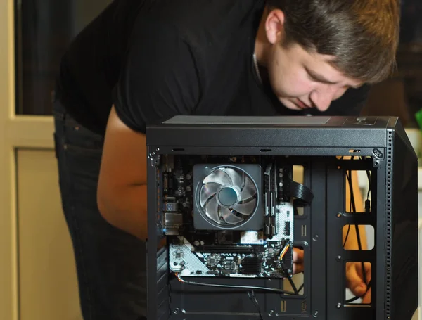 Joven Construye Una Computadora Personal Taller Reparación Caso Ordenador — Foto de Stock