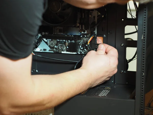 Joven Construye Una Computadora Personal Taller Reparación Caso Ordenador — Foto de Stock