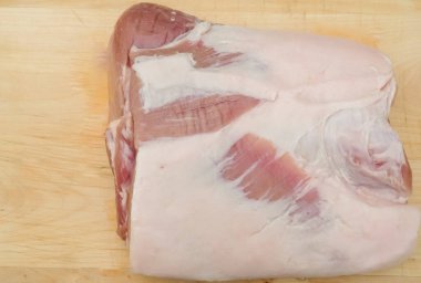 Kemiğe domuz filetosu. Kemikte et var. Domuz eti.