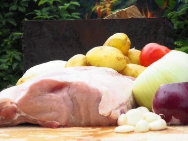 Sebzeli fileto. Domuz eti. Soğan, domates, patates. bir parça et.