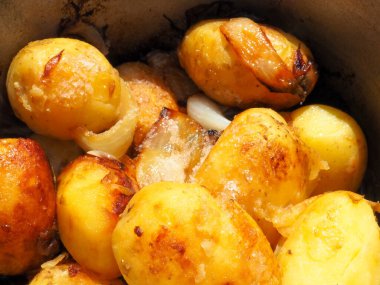 Tencerede altın patatesler. Ateşin üstünde yemek pişirmek. Kazan.