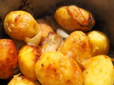 Tencerede altın patatesler. Ateşin üstünde yemek pişirmek. Kazan.