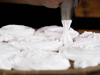 Kremalı pasta yapıyorum. Yumurta beyazı krema. Pasta dükkanı. Tatlı.