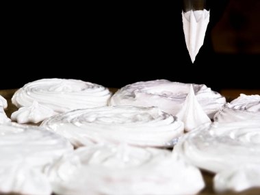 Kremalı pasta yapıyorum. Yumurta beyazı krema. Pasta dükkanı. Tatlı.