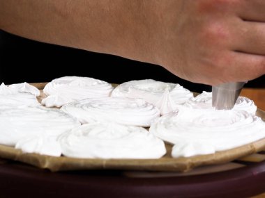 Kremalı pasta yapıyorum. Yumurta beyazı krema. Pasta dükkanı. Tatlı.