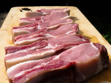 Biftekler kemiklerde. Fileto. Kemiklerinde et var.