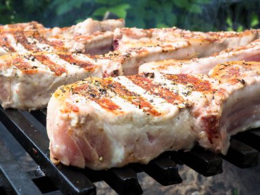 Izgarada kemikli biftekler. Kömürde pişirmek. Kemiklerdeki domuz eti.