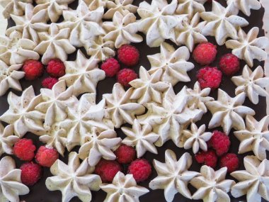 Pasta şefi pastayı kremayla süslüyor. Tereyağını sıkar.