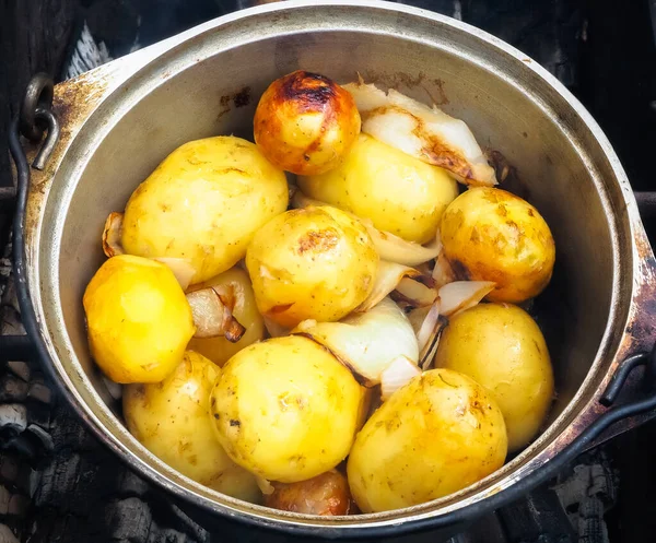 Золотая Картошка Кастрюле Приготовление Пищи Огне Cauldron — стоковое фото
