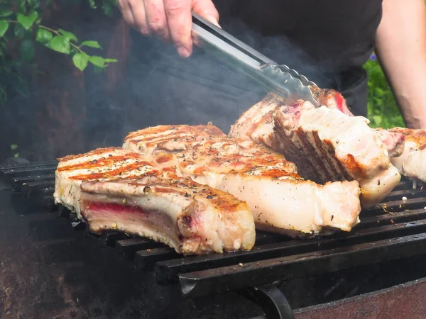 Hombre Gira Los Filetes Con Pinzas Cocinar Sobre Carbones Cerdo —  Fotos de Stock