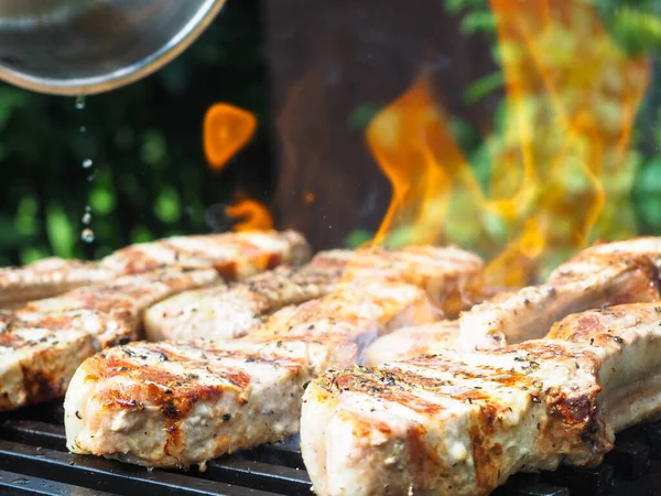 Hombre Cocinando Carbón Flambe Flamb Cerdo Hueso Carne Llamas Llamas —  Fotos de Stock