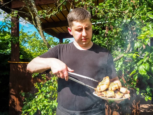 Muž Odstraní Maso Kleštěmi Talíři Vaření Grilu Léto Piknik — Stock fotografie