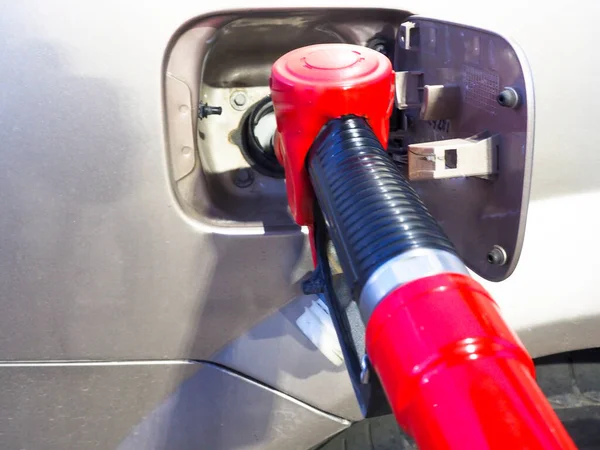 ガソリンで車を満たす ガソリンスタンドだ 車を給油するための銃 ガソリン価格の上昇です — ストック写真