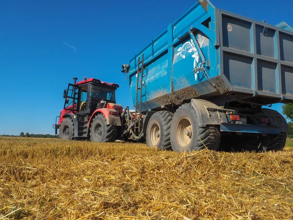 Traktor Mit Anhänger Zum Sammeln Von Getreide Gerste Ernten Bauernhof — Stockfoto