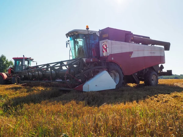 Combine Harvester Harvesting Grain Crops Harvesting Barley Farm Large Agricultural — Stock Photo, Image